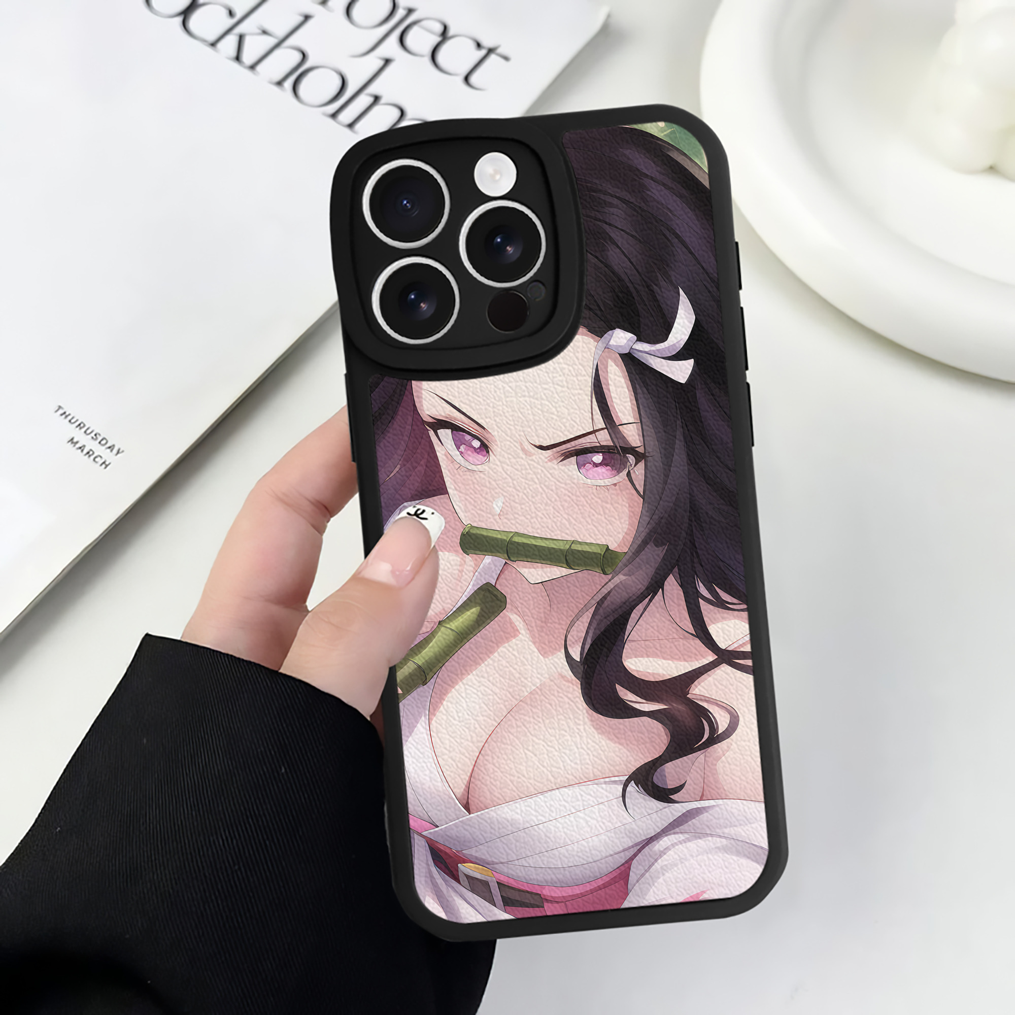 （画像用） 鬼滅の刃（きめつのやいば）竈門 禰󠄀豆子／かまど ねずこ Kamado Nezuko 【iPhone 16シリーズ対応】シリコンスマホケース（レザー調） 材質：シリコン
